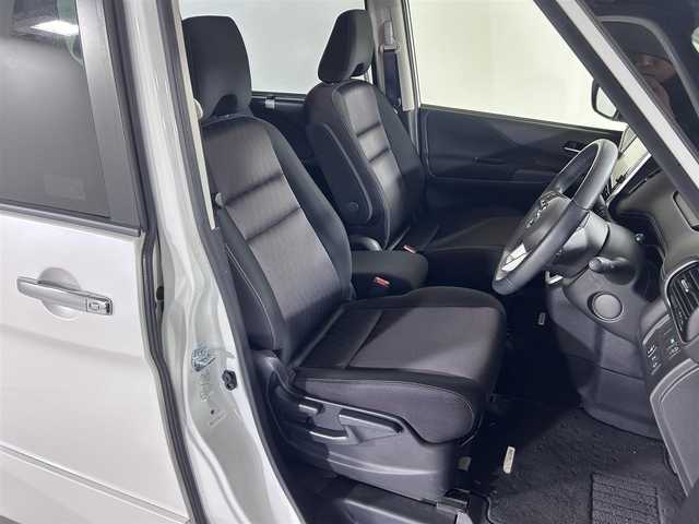 日産 セレナ ハイウェイスター Vセレクション 佐賀県 2018(平30)年 2.8万km ブリリアントホワイトパール 2トーン 純正9インチワイドナビ（MM517D-L）/（CD/DVD/Bluetooth/iPod)/衝突軽減システム/横滑り防止/全周囲カメラ/両側電動スライドドア/クルーズコントロール/前方ドライブレコーダー/ETC/オートライト/アイドリングストップ/ハンズフリードア/純正16インチアルミホイール/純正ドアバイザー/スマートキー