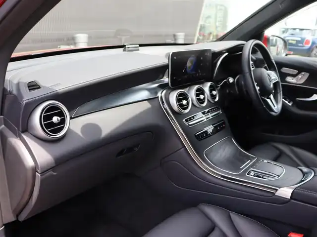 メルセデス・ベンツ ＧＬＣ２２０ 長野県 2021(令3)年 2.5万km 赤 レーダーＳ－ＰＫＧ　/黒革シート　/純正ナビ　/３６０°コックピットＤ　/ディストロニック　/衝突軽減Ｂ　/ＬＫＡ　/ＢＳＭ　/パワーシート／ヒーター　/パワーバックＤ　/アンビエントライト　/キーレスゴー　/ＡＭＧ１９ＡＷ