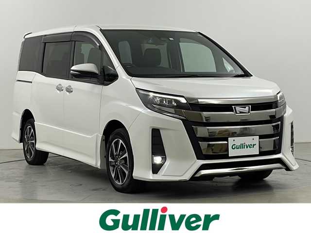 トヨタ ノア Si ダブルバイビー 道央・札幌 2018(平30)年 6.4万km ホワイトパールクリスタルシャイン ・４WD /寒冷地仕様/・トヨタセーフティセンス/・プリクラッシュセーフティ/・純正ナビ（NSZT-W66T）/・Bluetooth/CD/SD/フルセグTV/・バックカメラ/・両側パワースライドドア/・ハーフレザーシート/・LEDヘッドライト/オートライト/・オートマチックハイビーム/・スマートキー/一体型エンジンスターター/・MTモード付AT/・クルーズコントロール/・レーンキープアシスト/・盗難防止装置/・横滑り防止装置/・ドライブレコーダー前方（DC-DR501）/・ETC/・アイドリングストップ