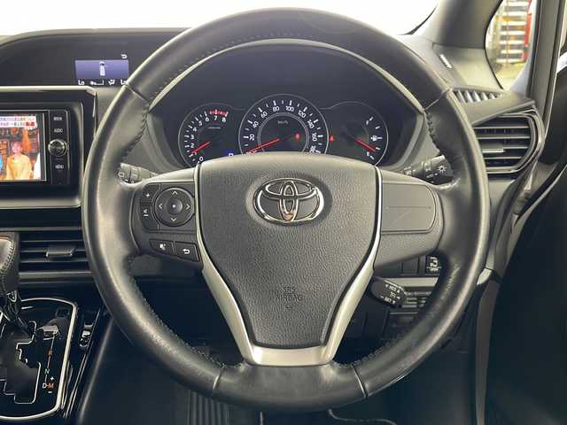 トヨタ ノア Si ダブルバイビー 道央・札幌 2018(平30)年 6.4万km ホワイトパールクリスタルシャイン ・４WD /寒冷地仕様/・トヨタセーフティセンス/・プリクラッシュセーフティ/・純正ナビ（NSZT-W66T）/・Bluetooth/CD/SD/フルセグTV/・バックカメラ/・両側パワースライドドア/・ハーフレザーシート/・LEDヘッドライト/オートライト/・オートマチックハイビーム/・スマートキー/一体型エンジンスターター/・MTモード付AT/・クルーズコントロール/・レーンキープアシスト/・盗難防止装置/・横滑り防止装置/・ドライブレコーダー前方（DC-DR501）/・ETC/・アイドリングストップ