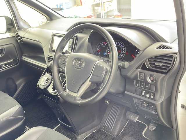 トヨタ ノア Si ダブルバイビー 道央・札幌 2018(平30)年 6.4万km ホワイトパールクリスタルシャイン ・４WD /寒冷地仕様/・トヨタセーフティセンス/・プリクラッシュセーフティ/・純正ナビ（NSZT-W66T）/・Bluetooth/CD/SD/フルセグTV/・バックカメラ/・両側パワースライドドア/・ハーフレザーシート/・LEDヘッドライト/オートライト/・オートマチックハイビーム/・スマートキー/一体型エンジンスターター/・MTモード付AT/・クルーズコントロール/・レーンキープアシスト/・盗難防止装置/・横滑り防止装置/・ドライブレコーダー前方（DC-DR501）/・ETC/・アイドリングストップ