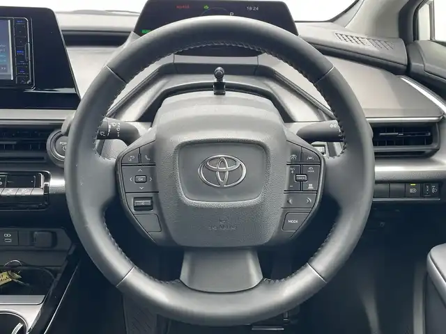 トヨタ プリウス X 滋賀県 2024(令6)年 0.8万km スーパーホワイトⅡ 社外ナビ/(Bluetooth/CD/DVD/AM/FM)/トヨタセーフティーセンス/・プリクラッシュセーフティ/・レーダークルーズコントロール/・標識認識/・オートハイビーム/LEDオートライト/電動パーキング/ブレーキホールド/ビルトインETC/ドライブレコーダー/電動格納ミラー/USB/100V電源