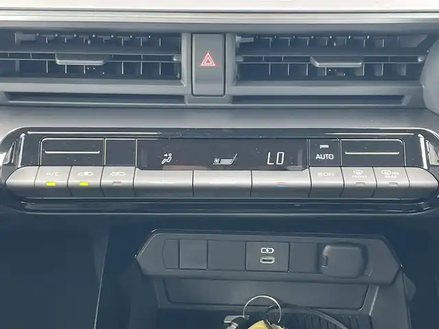 トヨタ プリウス X 滋賀県 2024(令6)年 0.8万km スーパーホワイトⅡ 社外ナビ/(Bluetooth/CD/DVD/AM/FM)/トヨタセーフティーセンス/・プリクラッシュセーフティ/・レーダークルーズコントロール/・標識認識/・オートハイビーム/LEDオートライト/電動パーキング/ブレーキホールド/ビルトインETC/ドライブレコーダー/電動格納ミラー/USB/100V電源