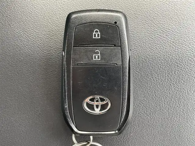 トヨタ プリウス X 滋賀県 2024(令6)年 0.8万km スーパーホワイトⅡ 社外ナビ/(Bluetooth/CD/DVD/AM/FM)/トヨタセーフティーセンス/・プリクラッシュセーフティ/・レーダークルーズコントロール/・標識認識/・オートハイビーム/LEDオートライト/電動パーキング/ブレーキホールド/ビルトインETC/ドライブレコーダー/電動格納ミラー/USB/100V電源