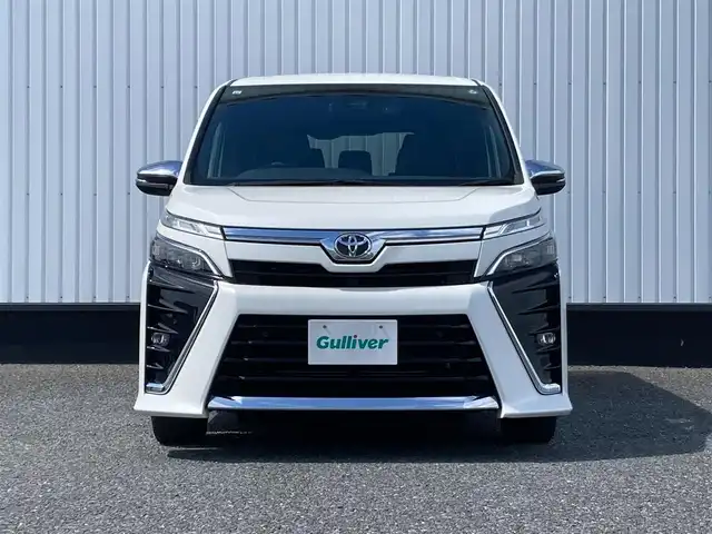 トヨタ ヴォクシー ZS 煌Ⅲ 千葉県 2021(令3)年 3万km ホワイトパールクリスタルシャイン ALPINE7インチナビ/(TV/SD/AM/FM/Bluetooth /Apple CarPlay /AndroidAuto)/フリップダウンモニター/バックカメラ/衝突被害軽減システム/車線逸脱警報/クルーズコントロール/ハーフレザーシート/両側パワースライドドア/横滑り防止装置/ETC/ドライブレコーダー/アイドリングストップ/LEDヘッドライト/フォグランプ/オートライト/ウィンカーミラー/電動格納ミラー/純正16インチAW/シートリフター/プッシュスタート/スマートキー/フロアマット/ドアバイザー