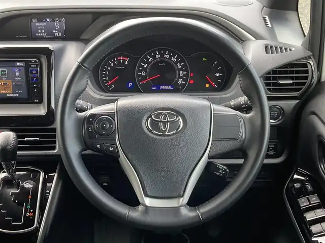 トヨタ ヴォクシー ZS 煌Ⅲ 千葉県 2021(令3)年 3万km ホワイトパールクリスタルシャイン ALPINE7インチナビ/(TV/SD/AM/FM/Bluetooth /Apple CarPlay /AndroidAuto)/フリップダウンモニター/バックカメラ/衝突被害軽減システム/車線逸脱警報/クルーズコントロール/ハーフレザーシート/両側パワースライドドア/横滑り防止装置/ETC/ドライブレコーダー/アイドリングストップ/LEDヘッドライト/フォグランプ/オートライト/ウィンカーミラー/電動格納ミラー/純正16インチAW/シートリフター/プッシュスタート/スマートキー/フロアマット/ドアバイザー