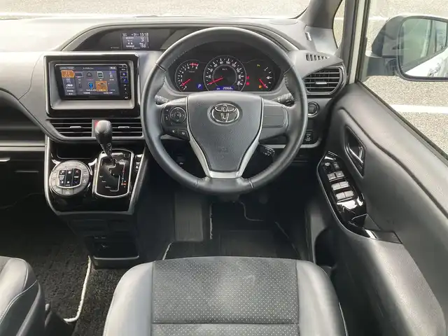トヨタ ヴォクシー ZS 煌Ⅲ 千葉県 2021(令3)年 3万km ホワイトパールクリスタルシャイン ALPINE7インチナビ/(TV/SD/AM/FM/Bluetooth /Apple CarPlay /AndroidAuto)/フリップダウンモニター/バックカメラ/衝突被害軽減システム/車線逸脱警報/クルーズコントロール/ハーフレザーシート/両側パワースライドドア/横滑り防止装置/ETC/ドライブレコーダー/アイドリングストップ/LEDヘッドライト/フォグランプ/オートライト/ウィンカーミラー/電動格納ミラー/純正16インチAW/シートリフター/プッシュスタート/スマートキー/フロアマット/ドアバイザー