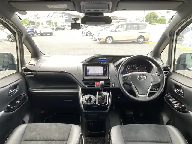 トヨタ ヴォクシー ZS 煌Ⅲ 千葉県 2021(令3)年 3万km ホワイトパールクリスタルシャイン ALPINE7インチナビ/(TV/SD/AM/FM/Bluetooth /Apple CarPlay /AndroidAuto)/フリップダウンモニター/バックカメラ/衝突被害軽減システム/車線逸脱警報/クルーズコントロール/ハーフレザーシート/両側パワースライドドア/横滑り防止装置/ETC/ドライブレコーダー/アイドリングストップ/LEDヘッドライト/フォグランプ/オートライト/ウィンカーミラー/電動格納ミラー/純正16インチAW/シートリフター/プッシュスタート/スマートキー/フロアマット/ドアバイザー