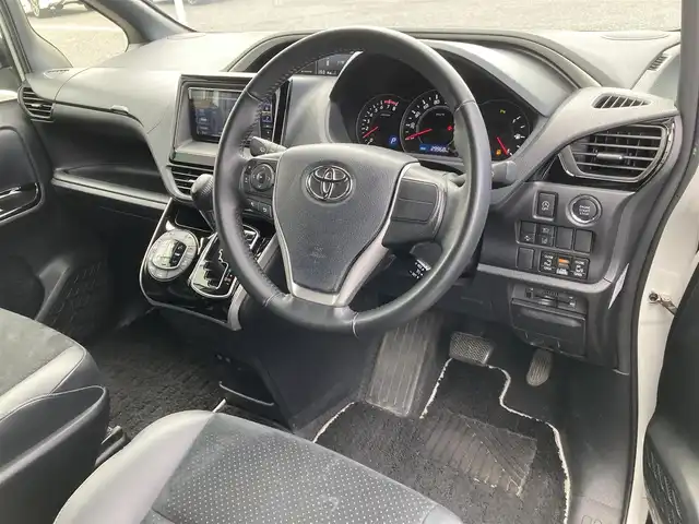 トヨタ ヴォクシー ZS 煌Ⅲ 千葉県 2021(令3)年 3万km ホワイトパールクリスタルシャイン ALPINE7インチナビ/(TV/SD/AM/FM/Bluetooth /Apple CarPlay /AndroidAuto)/フリップダウンモニター/バックカメラ/衝突被害軽減システム/車線逸脱警報/クルーズコントロール/ハーフレザーシート/両側パワースライドドア/横滑り防止装置/ETC/ドライブレコーダー/アイドリングストップ/LEDヘッドライト/フォグランプ/オートライト/ウィンカーミラー/電動格納ミラー/純正16インチAW/シートリフター/プッシュスタート/スマートキー/フロアマット/ドアバイザー