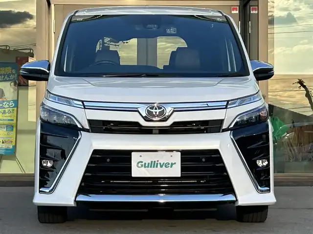 トヨタ ヴォクシー ZS 煌Ⅲ 愛媛県 2021(令3)年 3万km ホワイトパールクリスタルシャイン ALPINE7インチナビ/(TV/SD/Bluetooth /Apple CarPlay/AndroidAuto)/ビルトインETC/後席フリップダウンモニター/前方ドライブレコーダー/クルーズコントロール/バックカメラ/両側パワースライドドア/純正16インチAW/純正フロアマット/衝突被害軽減システム/レーンキープアシスト/コーナーセンサー/横滑り防止装置/盗難防止装置/LEDヘッドライト/フォグランプ