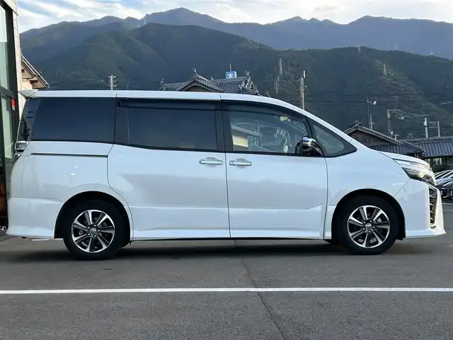 トヨタ ヴォクシー ZS 煌Ⅲ 愛媛県 2021(令3)年 3万km ホワイトパールクリスタルシャイン ALPINE7インチナビ/(TV/SD/Bluetooth /Apple CarPlay/AndroidAuto)/ビルトインETC/後席フリップダウンモニター/前方ドライブレコーダー/クルーズコントロール/バックカメラ/両側パワースライドドア/純正16インチAW/純正フロアマット/衝突被害軽減システム/レーンキープアシスト/コーナーセンサー/横滑り防止装置/盗難防止装置/LEDヘッドライト/フォグランプ