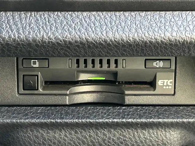 トヨタ ヴォクシー ZS 煌Ⅲ 愛媛県 2021(令3)年 3万km ホワイトパールクリスタルシャイン ALPINE7インチナビ/(TV/SD/Bluetooth /Apple CarPlay/AndroidAuto)/ビルトインETC/後席フリップダウンモニター/前方ドライブレコーダー/クルーズコントロール/バックカメラ/両側パワースライドドア/純正16インチAW/純正フロアマット/衝突被害軽減システム/レーンキープアシスト/コーナーセンサー/横滑り防止装置/盗難防止装置/LEDヘッドライト/フォグランプ