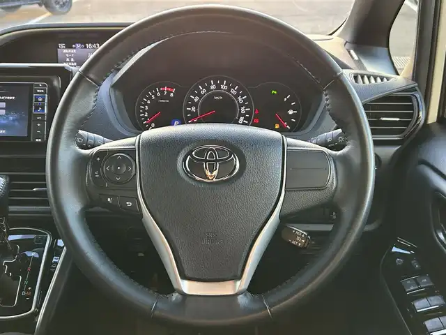 トヨタ ヴォクシー ZS 煌Ⅲ 愛媛県 2021(令3)年 3万km ホワイトパールクリスタルシャイン ALPINE7インチナビ/(TV/SD/Bluetooth /Apple CarPlay/AndroidAuto)/ビルトインETC/後席フリップダウンモニター/前方ドライブレコーダー/クルーズコントロール/バックカメラ/両側パワースライドドア/純正16インチAW/純正フロアマット/衝突被害軽減システム/レーンキープアシスト/コーナーセンサー/横滑り防止装置/盗難防止装置/LEDヘッドライト/フォグランプ