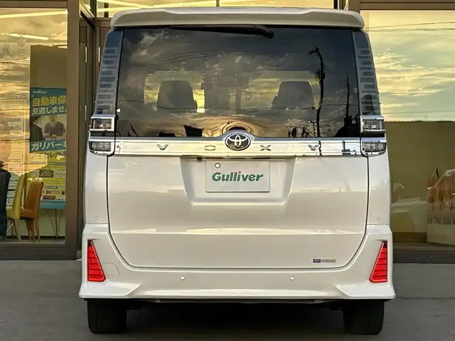 トヨタ ヴォクシー ZS 煌Ⅲ 愛媛県 2021(令3)年 3万km ホワイトパールクリスタルシャイン ALPINE7インチナビ/(TV/SD/Bluetooth /Apple CarPlay/AndroidAuto)/ビルトインETC/後席フリップダウンモニター/前方ドライブレコーダー/クルーズコントロール/バックカメラ/両側パワースライドドア/純正16インチAW/純正フロアマット/衝突被害軽減システム/レーンキープアシスト/コーナーセンサー/横滑り防止装置/盗難防止装置/LEDヘッドライト/フォグランプ