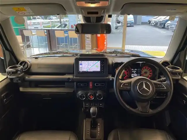 スズキ ジムニー シエラ JC 東京都 2021(令3)年 3万km ブルーイッシュブラックパール3 little G.STANDARD コンプリートキット/　フロントグリル/　フロントバンパー/　オーバーフェンダー＆アルミステップ/　サイドモール/　スペアタイヤカバー/　G15エンブレム/　little Gホイール/純正SDナビ/　フルセグTV　BT　DVD/CD/クルーズコントロール/シートカバー（黒）/革巻きステアリングホイール/LEDヘッドランプ/　オートライト/　ヘッドランプウォッシャー/電動格納ドアミラー/　ヒーター付き/プッシュスタート/保証書＆取扱説明書/エンブレムはベンツマークに架装されています。
