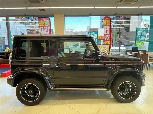 スズキ ジムニー シエラ JC 東京都 2021(令3)年 3万km ブルーイッシュブラックパール3 little G.STANDARD コンプリートキット/　フロントグリル/　フロントバンパー/　オーバーフェンダー＆アルミステップ/　サイドモール/　スペアタイヤカバー/　G15エンブレム/　little Gホイール/純正SDナビ/　フルセグTV　BT　DVD/CD/クルーズコントロール/シートカバー（黒）/革巻きステアリングホイール/LEDヘッドランプ/　オートライト/　ヘッドランプウォッシャー/電動格納ドアミラー/　ヒーター付き/プッシュスタート/保証書＆取扱説明書/エンブレムはベンツマークに架装されています。