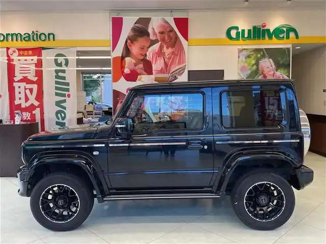 スズキ ジムニー シエラ JC 東京都 2021(令3)年 3万km ブルーイッシュブラックパール3 little G.STANDARD コンプリートキット/　フロントグリル/　フロントバンパー/　オーバーフェンダー＆アルミステップ/　サイドモール/　スペアタイヤカバー/　G15エンブレム/　little Gホイール/純正SDナビ/　フルセグTV　BT　DVD/CD/クルーズコントロール/シートカバー（黒）/革巻きステアリングホイール/LEDヘッドランプ/　オートライト/　ヘッドランプウォッシャー/電動格納ドアミラー/　ヒーター付き/プッシュスタート/保証書＆取扱説明書/エンブレムはベンツマークに架装されています。