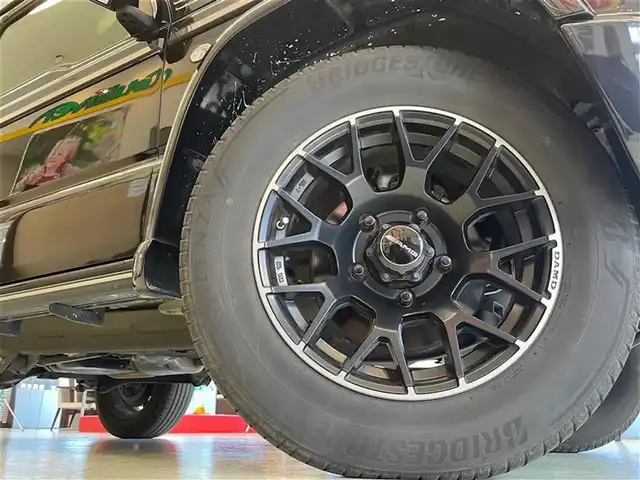 スズキ ジムニー シエラ JC 東京都 2021(令3)年 3万km ブルーイッシュブラックパール3 little G.STANDARD コンプリートキット/　フロントグリル/　フロントバンパー/　オーバーフェンダー＆アルミステップ/　サイドモール/　スペアタイヤカバー/　G15エンブレム/　little Gホイール/純正SDナビ/　フルセグTV　BT　DVD/CD/クルーズコントロール/シートカバー（黒）/革巻きステアリングホイール/LEDヘッドランプ/　オートライト/　ヘッドランプウォッシャー/電動格納ドアミラー/　ヒーター付き/プッシュスタート/保証書＆取扱説明書/エンブレムはベンツマークに架装されています。