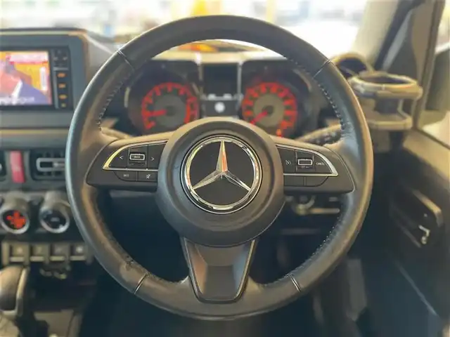 スズキ ジムニー シエラ JC 東京都 2021(令3)年 3万km ブルーイッシュブラックパール3 little G.STANDARD コンプリートキット/　フロントグリル/　フロントバンパー/　オーバーフェンダー＆アルミステップ/　サイドモール/　スペアタイヤカバー/　G15エンブレム/　little Gホイール/純正SDナビ/　フルセグTV　BT　DVD/CD/クルーズコントロール/シートカバー（黒）/革巻きステアリングホイール/LEDヘッドランプ/　オートライト/　ヘッドランプウォッシャー/電動格納ドアミラー/　ヒーター付き/プッシュスタート/保証書＆取扱説明書/エンブレムはベンツマークに架装されています。