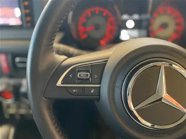スズキ ジムニー シエラ JC 東京都 2021(令3)年 3万km ブルーイッシュブラックパール3 little G.STANDARD コンプリートキット/　フロントグリル/　フロントバンパー/　オーバーフェンダー＆アルミステップ/　サイドモール/　スペアタイヤカバー/　G15エンブレム/　little Gホイール/純正SDナビ/　フルセグTV　BT　DVD/CD/クルーズコントロール/シートカバー（黒）/革巻きステアリングホイール/LEDヘッドランプ/　オートライト/　ヘッドランプウォッシャー/電動格納ドアミラー/　ヒーター付き/プッシュスタート/保証書＆取扱説明書/エンブレムはベンツマークに架装されています。