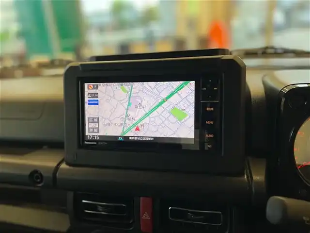 スズキ ジムニー シエラ JC 東京都 2021(令3)年 3万km ブルーイッシュブラックパール3 little G.STANDARD コンプリートキット/　フロントグリル/　フロントバンパー/　オーバーフェンダー＆アルミステップ/　サイドモール/　スペアタイヤカバー/　G15エンブレム/　little Gホイール/純正SDナビ/　フルセグTV　BT　DVD/CD/クルーズコントロール/シートカバー（黒）/革巻きステアリングホイール/LEDヘッドランプ/　オートライト/　ヘッドランプウォッシャー/電動格納ドアミラー/　ヒーター付き/プッシュスタート/保証書＆取扱説明書/エンブレムはベンツマークに架装されています。