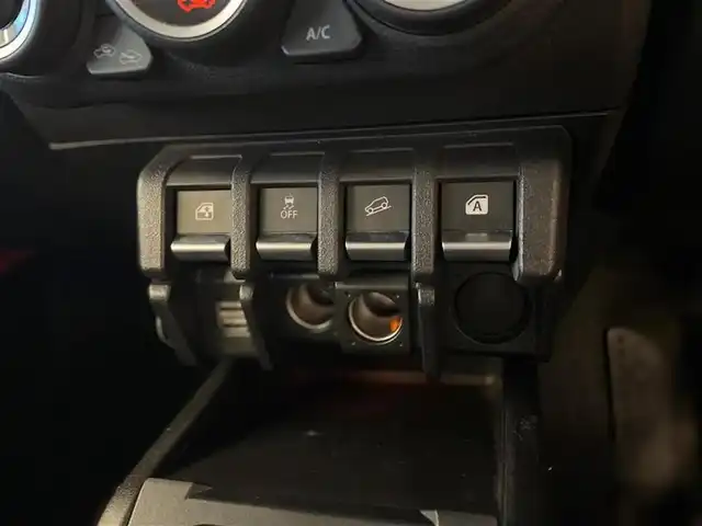 スズキ ジムニー シエラ JC 東京都 2021(令3)年 3万km ブルーイッシュブラックパール3 little G.STANDARD コンプリートキット/　フロントグリル/　フロントバンパー/　オーバーフェンダー＆アルミステップ/　サイドモール/　スペアタイヤカバー/　G15エンブレム/　little Gホイール/純正SDナビ/　フルセグTV　BT　DVD/CD/クルーズコントロール/シートカバー（黒）/革巻きステアリングホイール/LEDヘッドランプ/　オートライト/　ヘッドランプウォッシャー/電動格納ドアミラー/　ヒーター付き/プッシュスタート/保証書＆取扱説明書/エンブレムはベンツマークに架装されています。