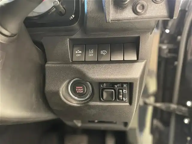 スズキ ジムニー シエラ JC 東京都 2021(令3)年 3万km ブルーイッシュブラックパール3 little G.STANDARD コンプリートキット/　フロントグリル/　フロントバンパー/　オーバーフェンダー＆アルミステップ/　サイドモール/　スペアタイヤカバー/　G15エンブレム/　little Gホイール/純正SDナビ/　フルセグTV　BT　DVD/CD/クルーズコントロール/シートカバー（黒）/革巻きステアリングホイール/LEDヘッドランプ/　オートライト/　ヘッドランプウォッシャー/電動格納ドアミラー/　ヒーター付き/プッシュスタート/保証書＆取扱説明書/エンブレムはベンツマークに架装されています。