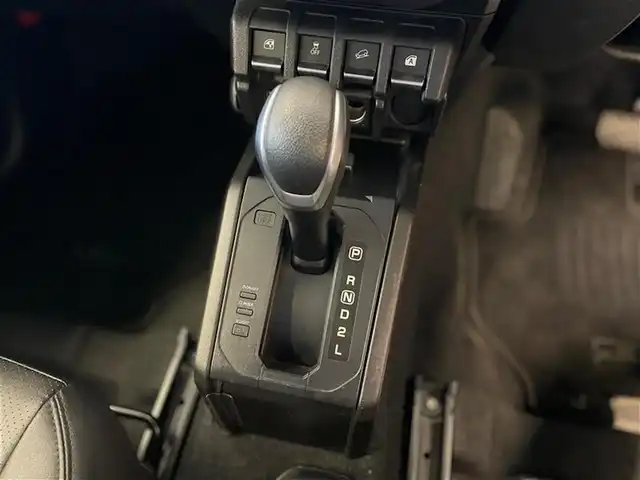 スズキ ジムニー シエラ JC 東京都 2021(令3)年 3万km ブルーイッシュブラックパール3 little G.STANDARD コンプリートキット/　フロントグリル/　フロントバンパー/　オーバーフェンダー＆アルミステップ/　サイドモール/　スペアタイヤカバー/　G15エンブレム/　little Gホイール/純正SDナビ/　フルセグTV　BT　DVD/CD/クルーズコントロール/シートカバー（黒）/革巻きステアリングホイール/LEDヘッドランプ/　オートライト/　ヘッドランプウォッシャー/電動格納ドアミラー/　ヒーター付き/プッシュスタート/保証書＆取扱説明書/エンブレムはベンツマークに架装されています。