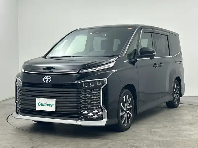 トヨタ ヴォクシー ハイブリッド S－Z 三重県 2023(令5)年 1.3万km アティチュードブラックマイカ 禁煙車/純正10.5型ディスプレイオーディオ/バックカメラ/プリクラッシュセーフティ/レーンディパーチャーアラート/クリアランスソナー/レーダークルーズコントロール/両側パワースライドドア/シートヒーター（D.N席）/純正フリップダウンモニター/100V淵源/ハーフレザーシート/ビルトインETC2.0/ドライブレコーダー（前後）/ステアリングスイッチ/オートハイビーム