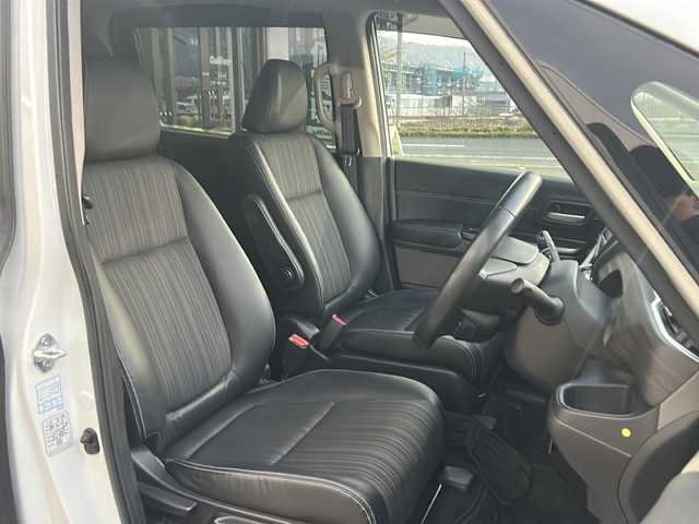 ホンダ フリード＋ ハイブリット G ホンダセンシング 京都府 2016(平28)年 5万km ホワイトオーキッドパール 純正ナビ〔VXM-175VFNi〕/　・フルセグＴＶ/　・CD/DVD再生/　・Bluetooth接続/　・SDミュージックサーバー/　・USB/　・AM/FMラジオ/バックカメラ/ETC/ドライブレコーダー/両側パワースライドドア/ハーフレザーシート/シートヒーター/純正15インチアルミ/LEDヘッドライト/プッシュスタート/スマートキー/保証書/整備記録簿/取扱説明書