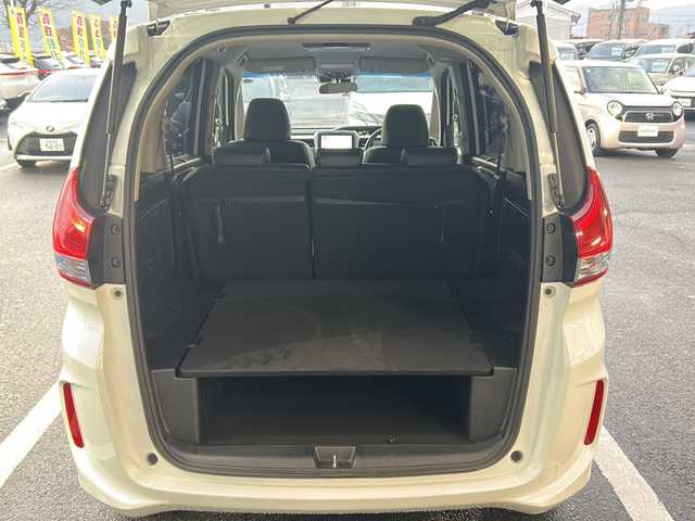 ホンダ フリード＋ ハイブリット G ホンダセンシング 京都府 2016(平28)年 5万km ホワイトオーキッドパール 純正ナビ〔VXM-175VFNi〕/　・フルセグＴＶ/　・CD/DVD再生/　・Bluetooth接続/　・SDミュージックサーバー/　・USB/　・AM/FMラジオ/バックカメラ/ETC/ドライブレコーダー/両側パワースライドドア/ハーフレザーシート/シートヒーター/純正15インチアルミ/LEDヘッドライト/プッシュスタート/スマートキー/保証書/整備記録簿/取扱説明書