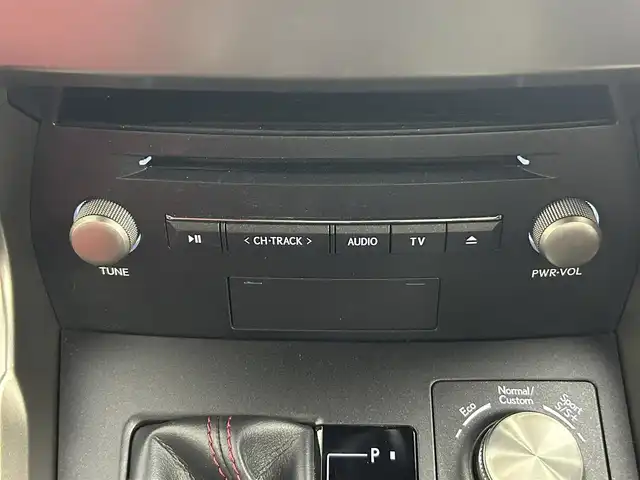 レクサス ＮＸ 300h Fスポーツ 道央・札幌 2019(令1)年 5.6万km ホワイトノーヴァガラスフレーク ・４WD/・純正メモリーナビゲーション/　CD/DVD/SD/BT/フルセグ/USB/AUX/Miracast/・サンルーフ/・純正ビルトインETC２．０/・純正前方録画ドライブレコーダー（DRT-H68A）/・バックカメラ/・レーダークルーズコントロール/・パワーバックドア/・運転席メモリーシート/・前席パワーシート/・純正フロアマット/・レザーシート/・シートヒーター/・エアシート/・ステアリングヒーター/・プリクラッシュセーフティ/・パーキングサポートアラート/・ロードサインアシスト/・先行車発進告知/・前後コーナーセンサー/・レーントレーシングアシスト/・横滑り防止装置/・オートブレーキホールド/・MTモード付AT/・オートライト/・オートマチックハイビーム/・LEDヘッドライト/・LEDフロントフォグランプ/・プッシュスタート/・スマートキー/・純正AW18インチ/・ナイトビジョン/・パドルシフト/・電動格納ウィンカーミラー