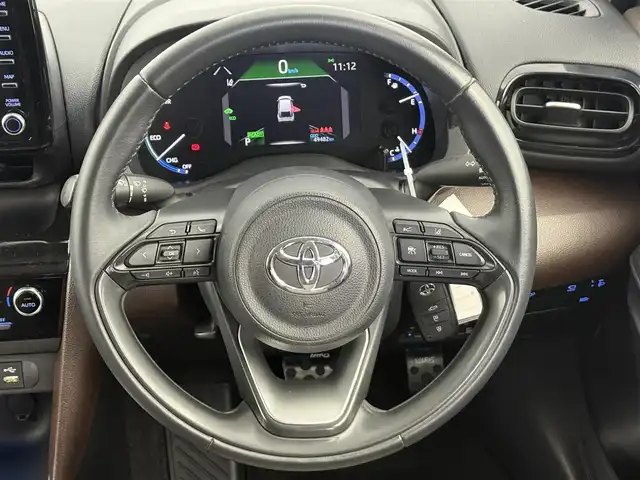 トヨタ ヤリスクロス ハイブリッド Z 愛知県 2021(令3)年 5万km ブラックマイカ/ホワイトパールクリスタルシャイン 2トーン モデリスタエアロ（F/S/R）/・フロントエアロLEDライト付き/パノラミックビューモニター/純正ディスプレイオーディオ/・ナビ機能付き/フルセグTV/Bluetooth/Carplay/USB/トヨタセーフティセンス/・プリクラッシュセーフティ/・レーントレーシングアシスト/・ブラインドスポットモニター/・パーキングソナー/・パーキングサポートブレーキ/・リアクロストラフィックアラート/・ロードサインアシスト/アダプティブレーダークルーズコントロール/オートマチックハイビーム/前後ドライブレコーダー（ZDR016）/純正ビルドインETC/AC100V（トランク内）/運転席パワーシート/ハーフレザーシート/運転席＋助手席パワーシート/純正フロアマット/18インチ純正アルミホイール/社外ツィータースピーカー/ドアモール