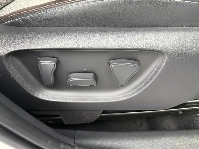 トヨタ ヤリスクロス ハイブリッド Z 愛知県 2021(令3)年 5万km ブラックマイカ/ホワイトパールクリスタルシャイン 2トーン モデリスタエアロ（F/S/R）/・フロントエアロLEDライト付き/パノラミックビューモニター/純正ディスプレイオーディオ/・ナビ機能付き/フルセグTV/Bluetooth/Carplay/USB/トヨタセーフティセンス/・プリクラッシュセーフティ/・レーントレーシングアシスト/・ブラインドスポットモニター/・パーキングソナー/・パーキングサポートブレーキ/・リアクロストラフィックアラート/・ロードサインアシスト/アダプティブレーダークルーズコントロール/オートマチックハイビーム/前後ドライブレコーダー（ZDR016）/純正ビルドインETC/AC100V（トランク内）/運転席パワーシート/ハーフレザーシート/運転席＋助手席パワーシート/純正フロアマット/18インチ純正アルミホイール/社外ツィータースピーカー/ドアモール