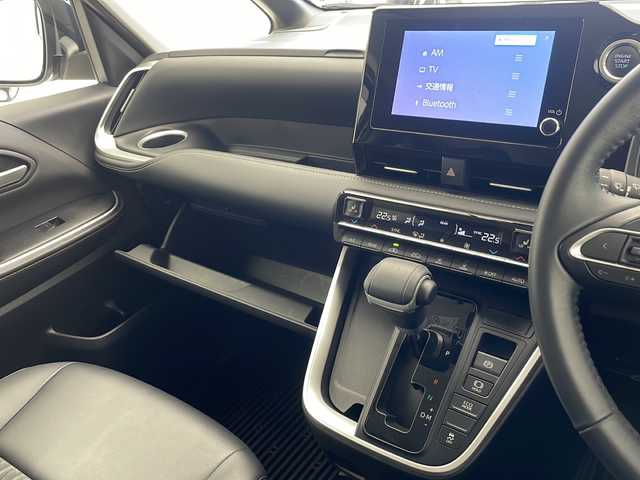 トヨタ ノア Z 沖縄県 2023(令5)年 4.3万km メタルストリームM 純正ナビ　/　(フルセグTV Bluetooth DVD CD FM/AM)/バックカメラ　/トヨタセーフティセンス　/両側パワースライドドア　/前後ドライブレコーダー　/レーダークルーズコントロール　/シートヒーター　/プッシュスタート　/ＥＴＣ/LEDヘッドライト/レーンキープアシスト/オートマチックハイビーム