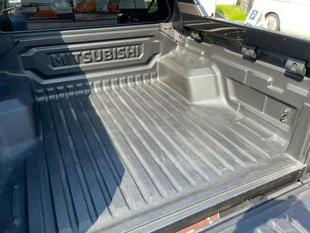 三菱 トライトン GSR 宮崎県 2024(令6)年 0.9万km グラファイトグレーメタリック/ブラックマイカ 純正メーカーナビ　/フルセグTV　/全方位カメラ　/AppleCarPlay　/AndroidAuto　/レーダークルコン　/レザーシート　/ETC　/ハンドルヒーター　/シートヒーター　/衝突被害軽減ブレーキ　/レーンキープ　/横滑り防止　/LED