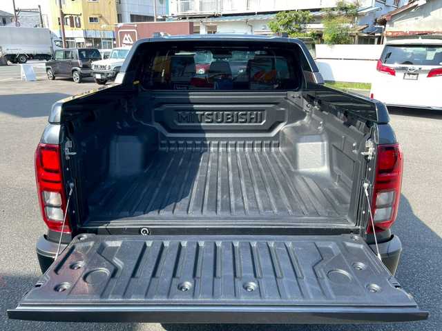 三菱 トライトン GSR 宮崎県 2024(令6)年 0.9万km グラファイトグレーメタリック/ブラックマイカ 純正メーカーナビ　/フルセグTV　/全方位カメラ　/AppleCarPlay　/AndroidAuto　/レーダークルコン　/レザーシート　/ETC　/ハンドルヒーター　/シートヒーター　/衝突被害軽減ブレーキ　/レーンキープ　/横滑り防止　/LED