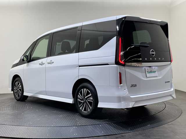 日産 セレナ e－パワー ハイウェイスター V 愛媛県 2025(令7)年 0.1千km プリズムホワイト e-POWER　ハイウエイスターV　ヘッドランプ オートレベライザー+アダプティブLEDヘッドライトシステム+インテリジェント アラウンドビューモニター（移動物 検知機能付）+インテリジェント ルームミラー+アドバンスドドライブアシストディスプレイ（12.3インチカラーディスプレイ）+統合型インターフェースディスプレイ+ワイヤレス充電器+6スピーカー+NissanConnectナビゲーションシステム（地デジ内蔵）+車載通信ユニット（TCU［Telematics Control Unit］）+ETC2.0ユニット（ビルトインタイプ）+ドライブレコーダー（前後セット）+プロパイロット（ナビリンク機能付）+プロパイロット緊急停止支援システム（SOSコール機能付）+SOSコール（488/400円）後席専用モニターHDMI NissanConnectナビ付車用(125/400円)/登録済未使用車　１２．３型ナビ　純正フリップダウンモニター　全周囲カメラ　プロパイロット　インテリジェントルームミラー　ブラインドスポットモニター　両側電動スライドドア　ＥＴＣ　ＬＥＤライト　禁煙