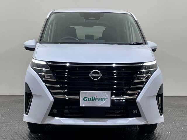 日産 セレナ e－パワー ハイウェイスター V 愛媛県 2025(令7)年 0.1千km プリズムホワイト e-POWER　ハイウエイスターV　ヘッドランプ オートレベライザー+アダプティブLEDヘッドライトシステム+インテリジェント アラウンドビューモニター（移動物 検知機能付）+インテリジェント ルームミラー+アドバンスドドライブアシストディスプレイ（12.3インチカラーディスプレイ）+統合型インターフェースディスプレイ+ワイヤレス充電器+6スピーカー+NissanConnectナビゲーションシステム（地デジ内蔵）+車載通信ユニット（TCU［Telematics Control Unit］）+ETC2.0ユニット（ビルトインタイプ）+ドライブレコーダー（前後セット）+プロパイロット（ナビリンク機能付）+プロパイロット緊急停止支援システム（SOSコール機能付）+SOSコール（488/400円）後席専用モニターHDMI NissanConnectナビ付車用(125/400円)/登録済未使用車　１２．３型ナビ　純正フリップダウンモニター　全周囲カメラ　プロパイロット　インテリジェントルームミラー　ブラインドスポットモニター　両側電動スライドドア　ＥＴＣ　ＬＥＤライト　禁煙