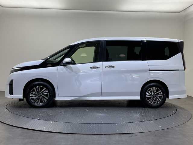 日産 セレナ e－パワー ハイウェイスター V 愛媛県 2025(令7)年 0.1千km プリズムホワイト e-POWER　ハイウエイスターV　ヘッドランプ オートレベライザー+アダプティブLEDヘッドライトシステム+インテリジェント アラウンドビューモニター（移動物 検知機能付）+インテリジェント ルームミラー+アドバンスドドライブアシストディスプレイ（12.3インチカラーディスプレイ）+統合型インターフェースディスプレイ+ワイヤレス充電器+6スピーカー+NissanConnectナビゲーションシステム（地デジ内蔵）+車載通信ユニット（TCU［Telematics Control Unit］）+ETC2.0ユニット（ビルトインタイプ）+ドライブレコーダー（前後セット）+プロパイロット（ナビリンク機能付）+プロパイロット緊急停止支援システム（SOSコール機能付）+SOSコール（488/400円）後席専用モニターHDMI NissanConnectナビ付車用(125/400円)/登録済未使用車　１２．３型ナビ　純正フリップダウンモニター　全周囲カメラ　プロパイロット　インテリジェントルームミラー　ブラインドスポットモニター　両側電動スライドドア　ＥＴＣ　ＬＥＤライト　禁煙