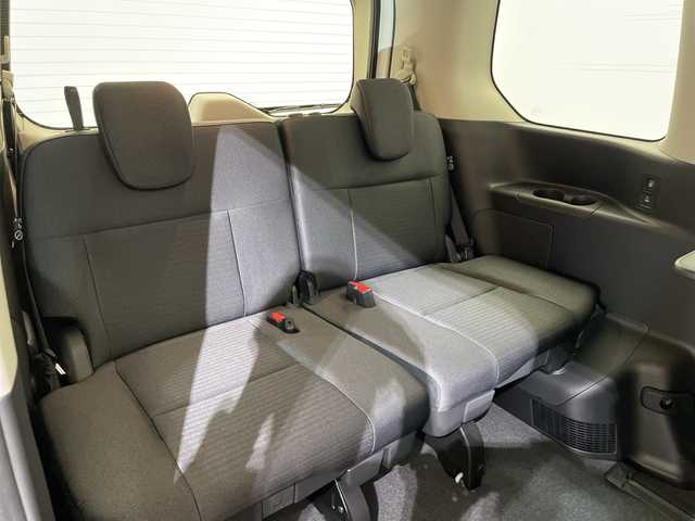 日産 セレナ e－パワー ハイウェイスター V 愛媛県 2025(令7)年 0.1千km プリズムホワイト e-POWER　ハイウエイスターV　ヘッドランプ オートレベライザー+アダプティブLEDヘッドライトシステム+インテリジェント アラウンドビューモニター（移動物 検知機能付）+インテリジェント ルームミラー+アドバンスドドライブアシストディスプレイ（12.3インチカラーディスプレイ）+統合型インターフェースディスプレイ+ワイヤレス充電器+6スピーカー+NissanConnectナビゲーションシステム（地デジ内蔵）+車載通信ユニット（TCU［Telematics Control Unit］）+ETC2.0ユニット（ビルトインタイプ）+ドライブレコーダー（前後セット）+プロパイロット（ナビリンク機能付）+プロパイロット緊急停止支援システム（SOSコール機能付）+SOSコール（488/400円）後席専用モニターHDMI NissanConnectナビ付車用(125/400円)/登録済未使用車　１２．３型ナビ　純正フリップダウンモニター　全周囲カメラ　プロパイロット　インテリジェントルームミラー　ブラインドスポットモニター　両側電動スライドドア　ＥＴＣ　ＬＥＤライト　禁煙