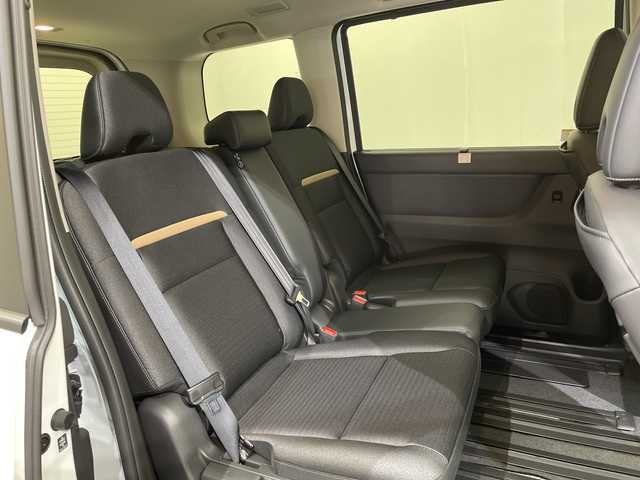 日産 セレナ e－パワー ハイウェイスター V 愛媛県 2025(令7)年 0.1千km プリズムホワイト e-POWER　ハイウエイスターV　ヘッドランプ オートレベライザー+アダプティブLEDヘッドライトシステム+インテリジェント アラウンドビューモニター（移動物 検知機能付）+インテリジェント ルームミラー+アドバンスドドライブアシストディスプレイ（12.3インチカラーディスプレイ）+統合型インターフェースディスプレイ+ワイヤレス充電器+6スピーカー+NissanConnectナビゲーションシステム（地デジ内蔵）+車載通信ユニット（TCU［Telematics Control Unit］）+ETC2.0ユニット（ビルトインタイプ）+ドライブレコーダー（前後セット）+プロパイロット（ナビリンク機能付）+プロパイロット緊急停止支援システム（SOSコール機能付）+SOSコール（488/400円）後席専用モニターHDMI NissanConnectナビ付車用(125/400円)/登録済未使用車　１２．３型ナビ　純正フリップダウンモニター　全周囲カメラ　プロパイロット　インテリジェントルームミラー　ブラインドスポットモニター　両側電動スライドドア　ＥＴＣ　ＬＥＤライト　禁煙