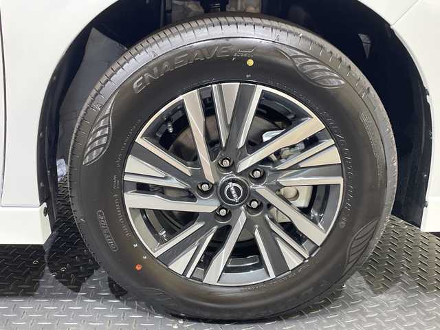 日産 セレナ e－パワー ハイウェイスター V 愛媛県 2025(令7)年 0.1千km プリズムホワイト e-POWER　ハイウエイスターV　ヘッドランプ オートレベライザー+アダプティブLEDヘッドライトシステム+インテリジェント アラウンドビューモニター（移動物 検知機能付）+インテリジェント ルームミラー+アドバンスドドライブアシストディスプレイ（12.3インチカラーディスプレイ）+統合型インターフェースディスプレイ+ワイヤレス充電器+6スピーカー+NissanConnectナビゲーションシステム（地デジ内蔵）+車載通信ユニット（TCU［Telematics Control Unit］）+ETC2.0ユニット（ビルトインタイプ）+ドライブレコーダー（前後セット）+プロパイロット（ナビリンク機能付）+プロパイロット緊急停止支援システム（SOSコール機能付）+SOSコール（488/400円）後席専用モニターHDMI NissanConnectナビ付車用(125/400円)/登録済未使用車　１２．３型ナビ　純正フリップダウンモニター　全周囲カメラ　プロパイロット　インテリジェントルームミラー　ブラインドスポットモニター　両側電動スライドドア　ＥＴＣ　ＬＥＤライト　禁煙