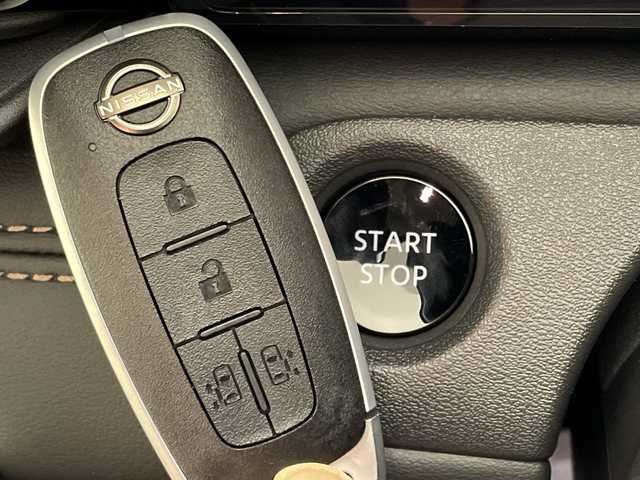 日産 セレナ e－パワー ハイウェイスター V 愛媛県 2025(令7)年 0.1千km プリズムホワイト e-POWER　ハイウエイスターV　ヘッドランプ オートレベライザー+アダプティブLEDヘッドライトシステム+インテリジェント アラウンドビューモニター（移動物 検知機能付）+インテリジェント ルームミラー+アドバンスドドライブアシストディスプレイ（12.3インチカラーディスプレイ）+統合型インターフェースディスプレイ+ワイヤレス充電器+6スピーカー+NissanConnectナビゲーションシステム（地デジ内蔵）+車載通信ユニット（TCU［Telematics Control Unit］）+ETC2.0ユニット（ビルトインタイプ）+ドライブレコーダー（前後セット）+プロパイロット（ナビリンク機能付）+プロパイロット緊急停止支援システム（SOSコール機能付）+SOSコール（488/400円）後席専用モニターHDMI NissanConnectナビ付車用(125/400円)/登録済未使用車　１２．３型ナビ　純正フリップダウンモニター　全周囲カメラ　プロパイロット　インテリジェントルームミラー　ブラインドスポットモニター　両側電動スライドドア　ＥＴＣ　ＬＥＤライト　禁煙