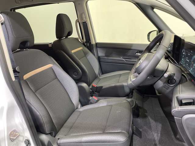 日産 セレナ e－パワー ハイウェイスター V 愛媛県 2025(令7)年 0.1千km プリズムホワイト e-POWER　ハイウエイスターV　ヘッドランプ オートレベライザー+アダプティブLEDヘッドライトシステム+インテリジェント アラウンドビューモニター（移動物 検知機能付）+インテリジェント ルームミラー+アドバンスドドライブアシストディスプレイ（12.3インチカラーディスプレイ）+統合型インターフェースディスプレイ+ワイヤレス充電器+6スピーカー+NissanConnectナビゲーションシステム（地デジ内蔵）+車載通信ユニット（TCU［Telematics Control Unit］）+ETC2.0ユニット（ビルトインタイプ）+ドライブレコーダー（前後セット）+プロパイロット（ナビリンク機能付）+プロパイロット緊急停止支援システム（SOSコール機能付）+SOSコール（488/400円）後席専用モニターHDMI NissanConnectナビ付車用(125/400円)/登録済未使用車　１２．３型ナビ　純正フリップダウンモニター　全周囲カメラ　プロパイロット　インテリジェントルームミラー　ブラインドスポットモニター　両側電動スライドドア　ＥＴＣ　ＬＥＤライト　禁煙