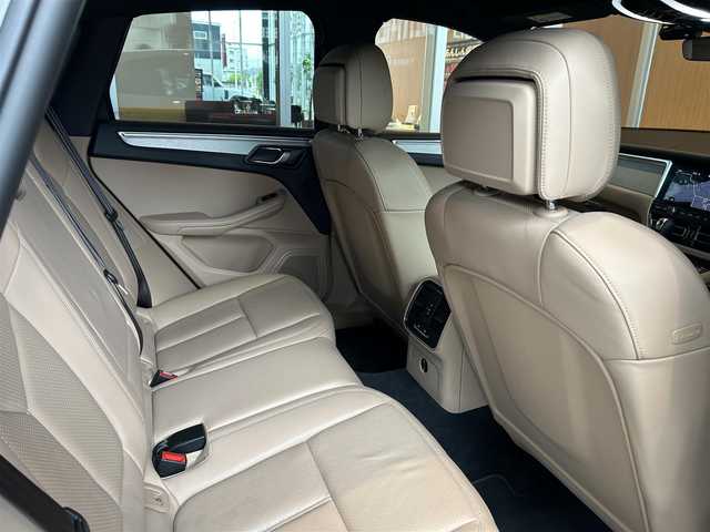 ポルシェ マカン 宮城県 2021(令3)年 6.9万km ピュアホワイト ワンオーナー/スポーツデザインパッケージ/スポーツクロノパッケージ/PASM/アダプティブクルーズコントロール/ブラインドスポットアシスト/レーンキープアシスト/純正ナビゲーションシステム/全方位カメラ/ベージュレザーシート/シートベンチレーション/全席シートヒーター/14WAYパワーシート（メモリ機能付き）/ポルシェエントリーシステム/パワーバックドア/純正20インチAW/センターカラークレスト/PDLS付LEDヘッドライト/オートライト/スポーツテールパイプ（ブラック）/ETC2.0車載器/前後ドライブレコーダー/保証書・取説書・スペアキー