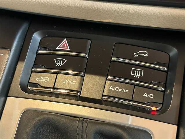 ポルシェ マカン 宮城県 2021(令3)年 6.9万km ピュアホワイト ワンオーナー/スポーツデザインパッケージ/スポーツクロノパッケージ/PASM/アダプティブクルーズコントロール/ブラインドスポットアシスト/レーンキープアシスト/純正ナビゲーションシステム/全方位カメラ/ベージュレザーシート/シートベンチレーション/全席シートヒーター/14WAYパワーシート（メモリ機能付き）/ポルシェエントリーシステム/パワーバックドア/純正20インチAW/センターカラークレスト/PDLS付LEDヘッドライト/オートライト/スポーツテールパイプ（ブラック）/ETC2.0車載器/前後ドライブレコーダー/保証書・取説書・スペアキー