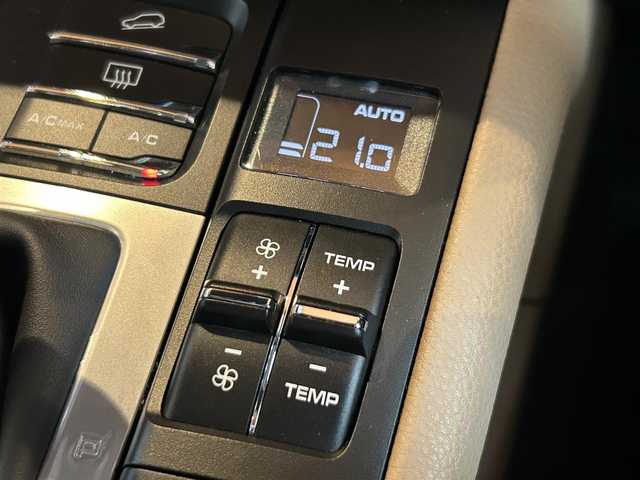 ポルシェ マカン 宮城県 2021(令3)年 6.9万km ピュアホワイト ワンオーナー/スポーツデザインパッケージ/スポーツクロノパッケージ/PASM/アダプティブクルーズコントロール/ブラインドスポットアシスト/レーンキープアシスト/純正ナビゲーションシステム/全方位カメラ/ベージュレザーシート/シートベンチレーション/全席シートヒーター/14WAYパワーシート（メモリ機能付き）/ポルシェエントリーシステム/パワーバックドア/純正20インチAW/センターカラークレスト/PDLS付LEDヘッドライト/オートライト/スポーツテールパイプ（ブラック）/ETC2.0車載器/前後ドライブレコーダー/保証書・取説書・スペアキー