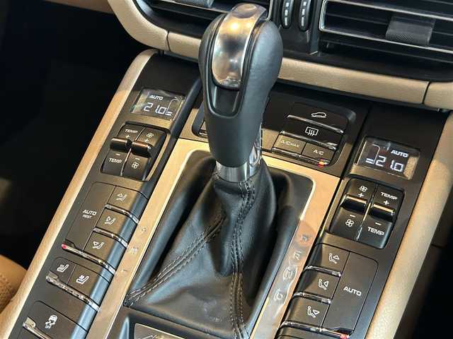 ポルシェ マカン 宮城県 2021(令3)年 6.9万km ピュアホワイト ワンオーナー/スポーツデザインパッケージ/スポーツクロノパッケージ/PASM/アダプティブクルーズコントロール/ブラインドスポットアシスト/レーンキープアシスト/純正ナビゲーションシステム/全方位カメラ/ベージュレザーシート/シートベンチレーション/全席シートヒーター/14WAYパワーシート（メモリ機能付き）/ポルシェエントリーシステム/パワーバックドア/純正20インチAW/センターカラークレスト/PDLS付LEDヘッドライト/オートライト/スポーツテールパイプ（ブラック）/ETC2.0車載器/前後ドライブレコーダー/保証書・取説書・スペアキー