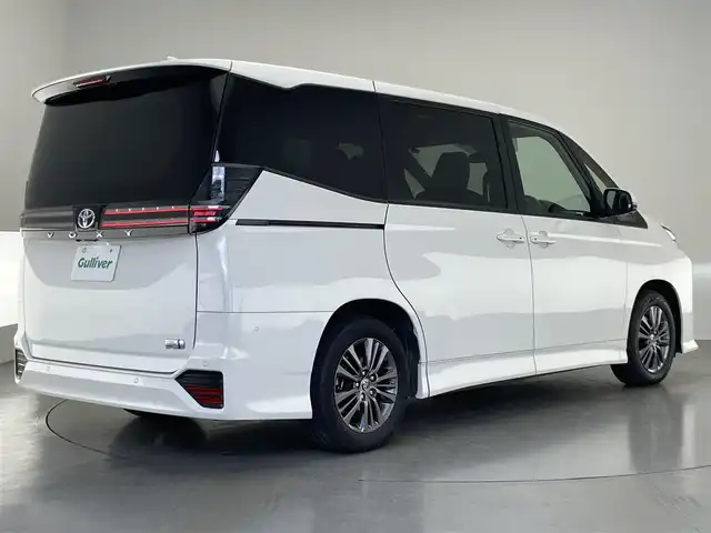 トヨタ ヴォクシー ハイブリッド S－G 愛知県 2023(令5)年 1.8万km ホワイトパールクリスタルシャイン 純正１０．５型ナビ　１４型後席モニター　トヨタチームメイト　禁煙　全方位カメラ　パーキングアシスト　ＢＳＭ　ＤＶＤデッキ　ユニバーサルステップ　電動リアゲート　快適利便Ｍｉｄ　衝突軽減　追従クルコンAC100V電源　クラッツイオシートカバー　LEDオートライト　オートハイビーム　アドバンスドパーク　コーナーセンサー